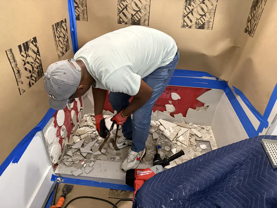 Retiro de azulejo de baño — Ibis Repair Group, South Florida