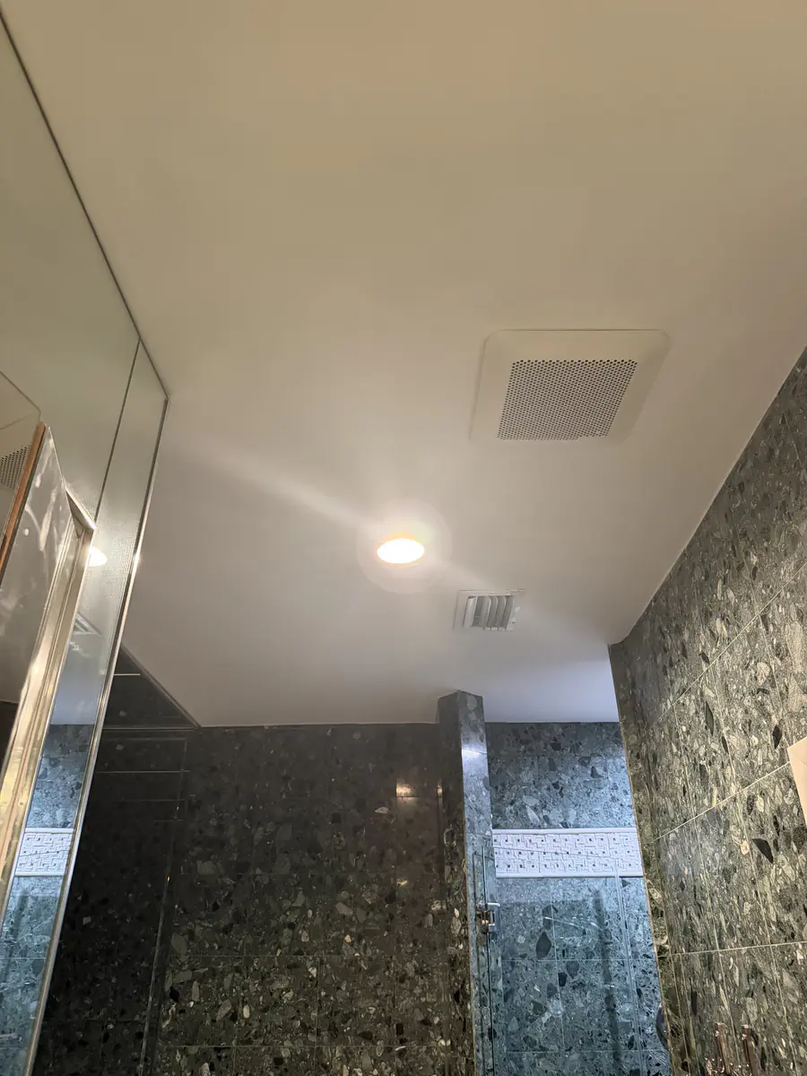 Acabado de baño en granito — Ibis Repair Group, South Florida