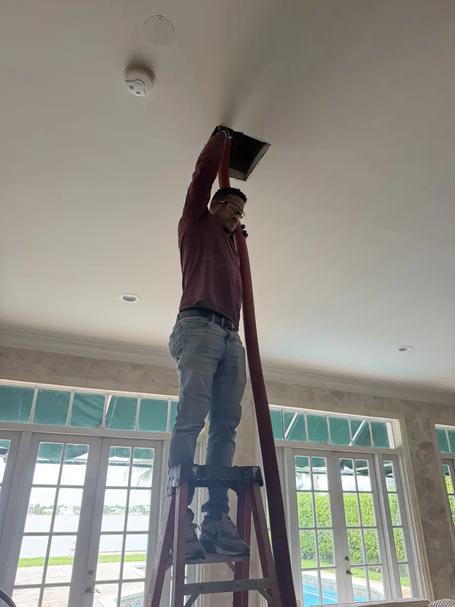 Instalación de rejilla de techo — Ibis Repair Group, South Florida