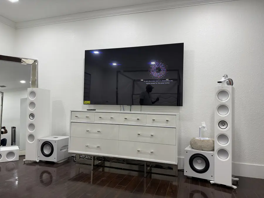Muro de entretenimiento — Ibis Repair Group, South Florida