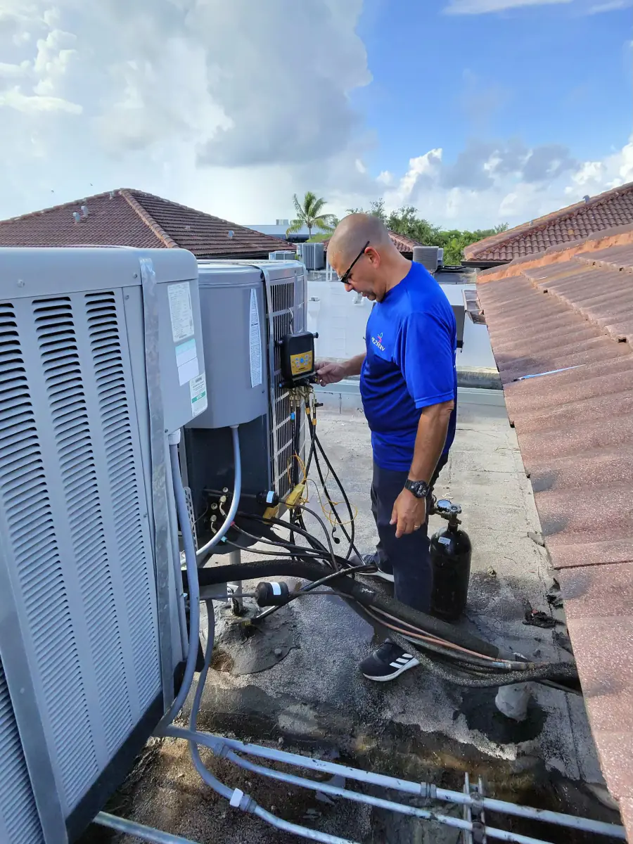 Técnico revisando presiones de refrigerante en un sistema de techo
