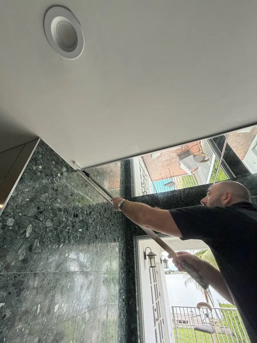Instalación de mampara — Ibis Repair Group, South Florida