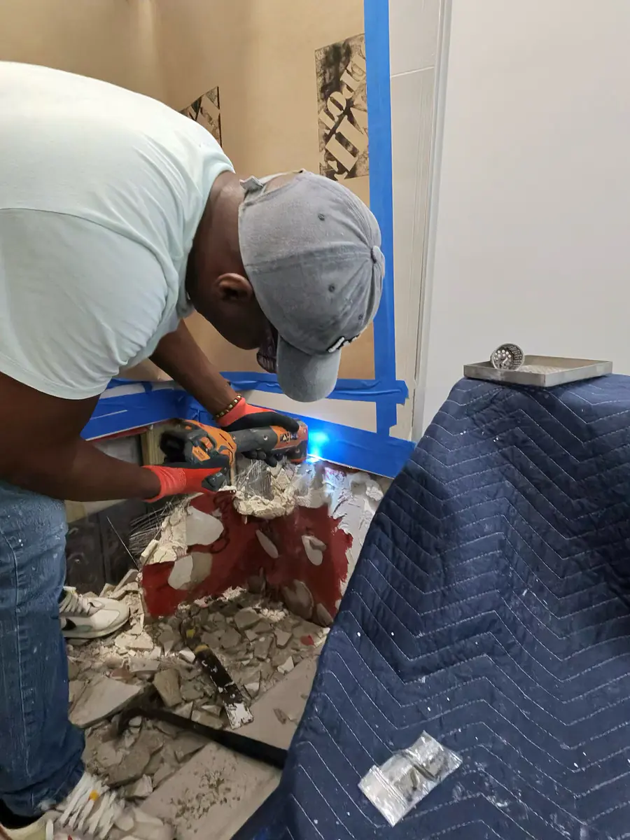 Demolición de azulejo — Ibis Repair Group, South Florida