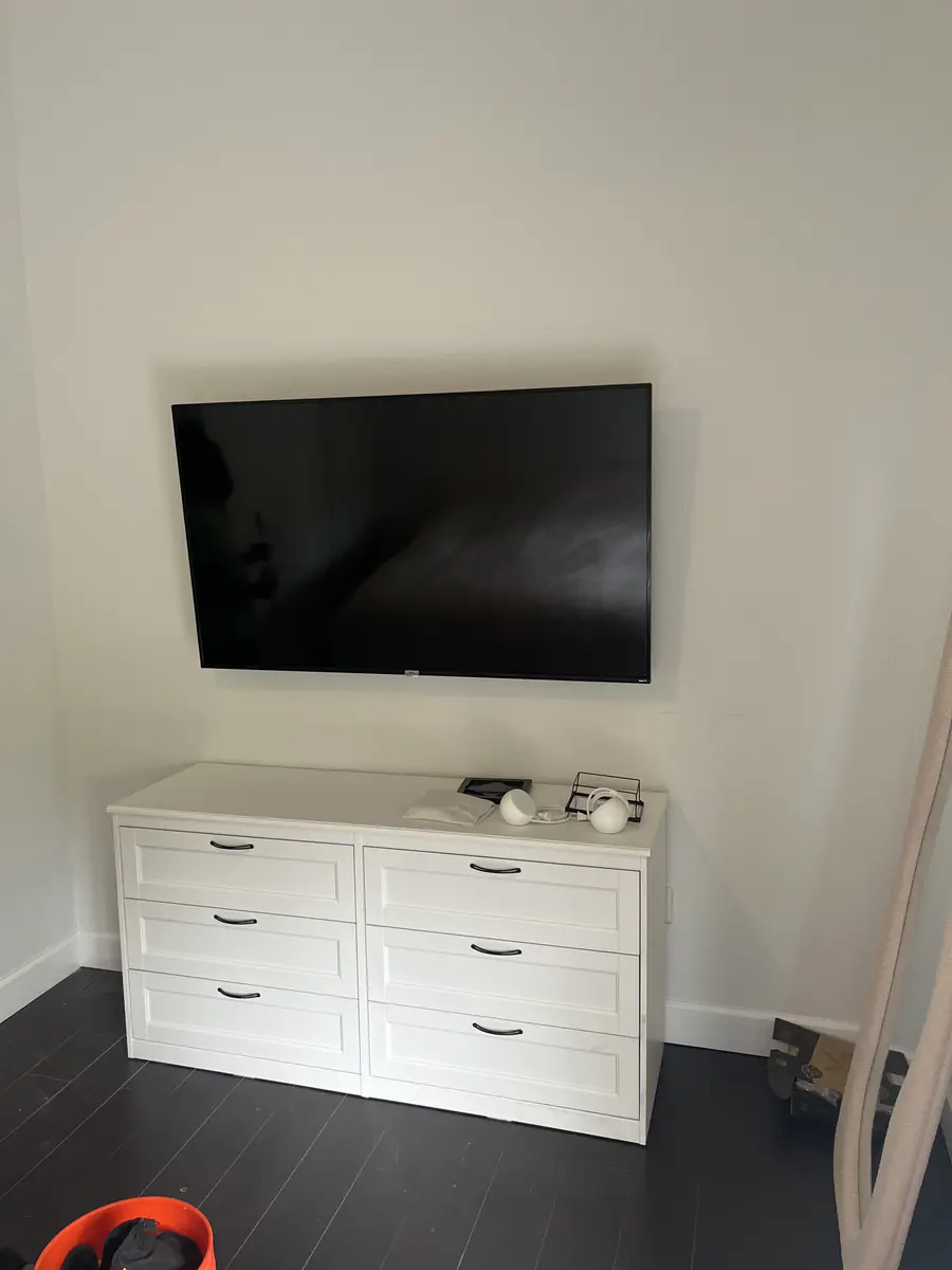 Televisor montado en pared — Ibis Repair Group, South Florida