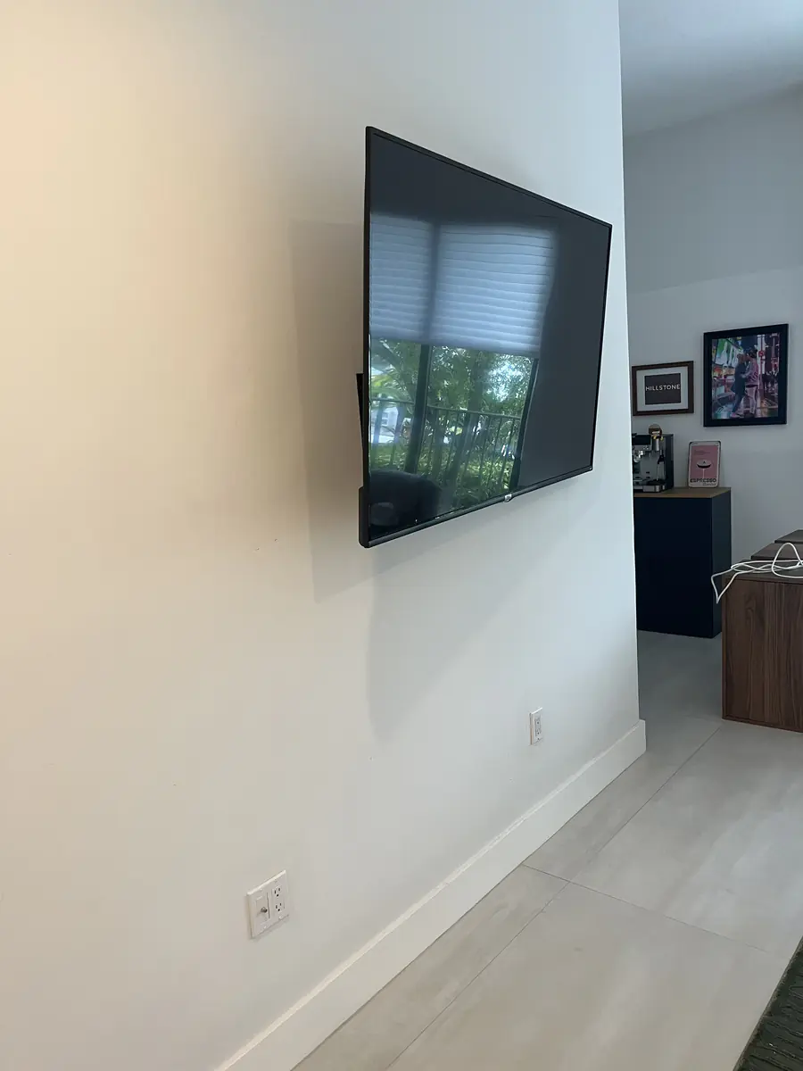 Montaje de TV en sala — Ibis Repair Group, South Florida